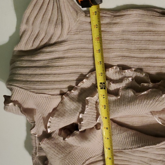 New Cynthia Rowley M pinkish cashmere sweater with ruffle accent along edge. - Picture 6 of 6